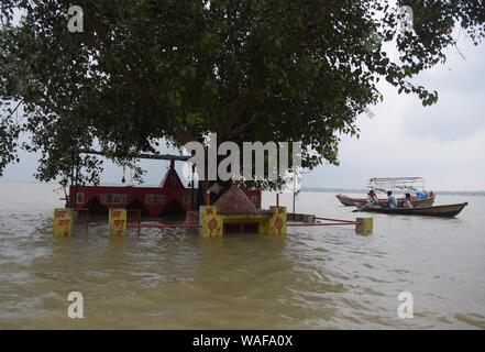 Allahabad, Uttar Pradesh, Inde. 20e Août, 2019. Un temple submergé avec l'eau du fleuve Ganga inondés d'un temple en Prayagraj (Allahabad) le mardi, 20 août, 2019. Credit : Prabhat Kumar Verma/ZUMA/Alamy Fil Live News Banque D'Images