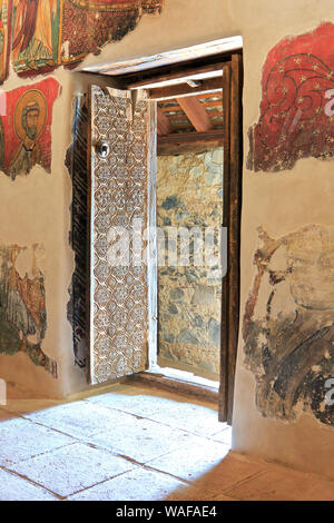 Porte d'entrée sculptée et religieuses à l'intérieur de peintures murales le 13e siècle (église Panagia tou Moutoulla UNESCOWorld Heritage Site) à Moutoullas, Chypre Banque D'Images