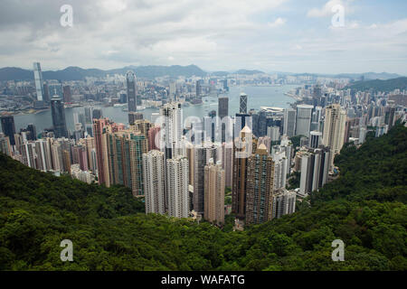 Hong Kong, Chine. 20e Août, 2019. Les gratte-ciel de Hong Kong skyline peut être vu de Victoria Peak, la plus haute altitude de la ville. Contrairement à dans les semaines avant, les manifestations le week-end n'a pas entraîné d'importantes émeutes. Les manifestants n'a pas construire des barricades. La police s'est abstenu d'utiliser des gaz lacrymogènes, ce qui a été considéré comme un signe de détente. Credit : Gregor Fischer/dpa/Alamy Live News Banque D'Images