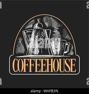 Logo Vector pour Coffee House, signalisation décoratif avec cafetière et tasse avec boisson chaude sur fond noir, une affiche avec des croquis à la craie avec l Illustration de Vecteur