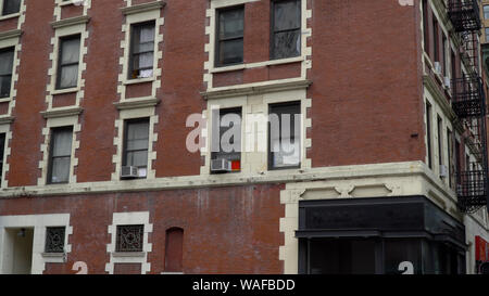 New York City typique immeuble en briques de style jour établissant tourné sur coin de rue avec louer loft au-dessus de la barre de contrôle générique restaurant locati Banque D'Images