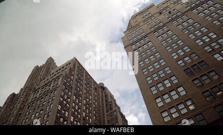 L'établissement d'extérieur jour tourné à la verticale jusqu'au bureau générique immeubles à appartements de Manhattan vers le ciel Banque D'Images