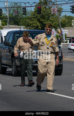 Long Island, NY - Circa 2019 : United States Veterans Memorial Day Parade en mars célébration en l'honneur de militaires, hommes et femmes qui ont servi le pays Banque D'Images