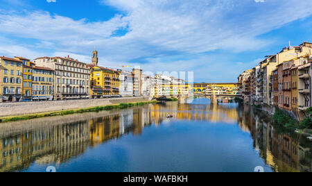 FLORENCE, ITALIE - 23 juin 2014 : vue sur le pont Ponte Vecchio Banque D'Images
