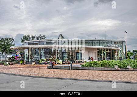 Helmond, Pays-Bas, 16 août 2019 : la nouvelle gare ferroviaire, ouvert en 2014, vue de la station de bus sous un ciel nuageux Banque D'Images