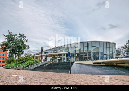 Helmond, Pays-Bas, 16 août 2019 : la nouvelle gare ferroviaire, ouvert en 2014, et le passage souterrain adjacent comme vu de la place de la gare Banque D'Images