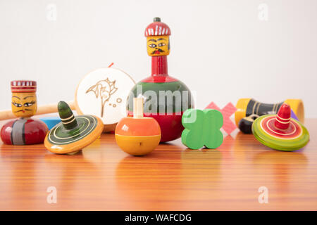 Différents types de couleurs GI Tagged channapatna jouets sur la table avec fond isolé Banque D'Images