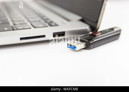 Mémoire flash avec ordinateur portable pour conncet au port USB pour ordinateur portable plug-in et de transfert backup business Banque D'Images
