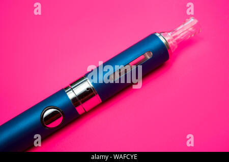Vape metal stylo cigarette électronique avec vaping sur fond rose Banque D'Images