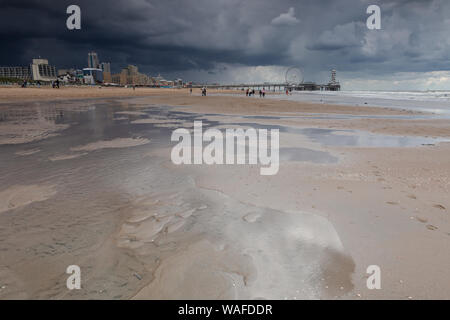 Ciel d'orage spectaculaire sur une plage de la mer du Nord à la Haye Banque D'Images