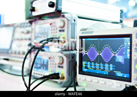 De l'oscilloscope à mémoire numérique. Instruments de mesure radio Banque D'Images