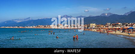 Front de mer de Viareggio, panorama de la côte de la Versilia, Toscane, Italie en haute saison. Avec les touristes. Alpes Apuanes visible derrière. Banque D'Images