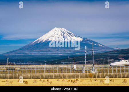 Mt. Fuji au Japon avec les terres agricoles et de train qui passe. Banque D'Images