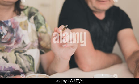 Le couple de personnes adultes fument de la marijuana médicale. Fumer du chanvre à l'intérieur. Le cannabis est un concept de médecine de fines herbes Banque D'Images