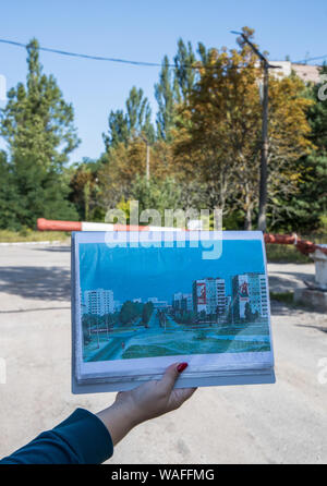 Zone d'exclusion de Tchernobyl - Pripyat - Pre 1986 photographie prise au même endroit en 2019. Banque D'Images