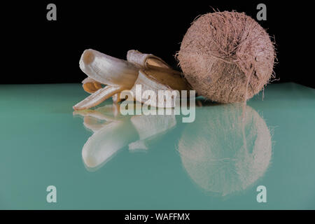 Tropical délicieux dessert sur une table en verre vert - délicieux et frais de noix de coco banane - Impression photo Banque D'Images