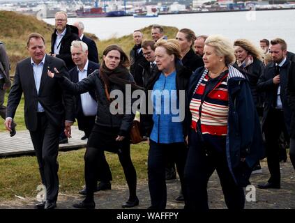 Videy, Islande. 20e Août, 2019. La chancelière Angela Merkel (M) arrive sur l'île de Videy près de Reykjavik pour un déjeuner de travail avec les chefs de gouvernement des pays scandinaves. À côté d'elle (de gauche à droite) sont les premiers ministres Stefan Löfven (Suède), Antti Rinne (Finlande), Katrín Jakobsdóttir (Islande) et Erna Solberg (Norvège). Credit : Steffen Trumpf/dpa/Alamy Live News Banque D'Images