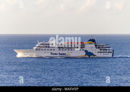 Sesimbra, Portugal - 22 juillet 2017 : Ferry de Porto Santo à Madère sharp dans sun Banque D'Images