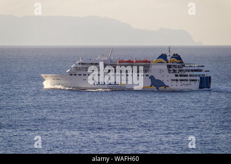 Sesimbra, Portugal - 22 juillet 2017 : Ferry de Porto Santo à Madère avec l'île déserte vaguement derrière Banque D'Images