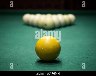 Jeu de billard. Ancienne piscine balls close-up sur le faisceau de lumière. Profondeur de champ Banque D'Images