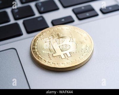Coin bitcoin or sur ordinateur portable, faible profondeur de champ Banque D'Images