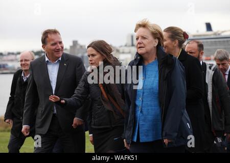 Videy, Islande. 20e Août, 2019. La chancelière Angela Merkel (CDU, r) arrive à Reykjavik pour un déjeuner de travail avec les chefs de gouvernement des pays scandinaves sur l'île de Videy. À côté de Merkel sont Stefan Löfven (l), premier ministre de la Suède, et Katrín Jakobsdottir, Premier Ministre de l'Islande. Credit : Steffen Trumpf/dpa/Alamy Live News Banque D'Images