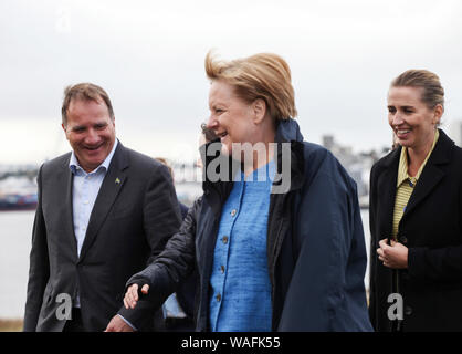 Videy, Islande. 20e Août, 2019. La chancelière Angela Merkel (CDU, M) arrive sur l'île de Videy près de Reykjavik pour un déjeuner de travail avec les chefs de gouvernement des pays scandinaves. À côté d'elle se mette Frederiksen (r), premier ministre du Danemark, et Stefan Löfven, Premier Ministre de la Suède. Credit : Steffen Trumpf/dpa/Alamy Live News Banque D'Images