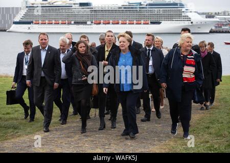 Videy, Islande. 20e Août, 2019. La chancelière Angela Merkel (CDU, avant, 2e à partir de la droite) arrive à Reykjavik pour un déjeuner de travail avec les chefs de gouvernement des pays scandinaves sur l'île de Videy. À côté de son rendez-vous (l-r) Stefan Löfven, Premier Ministre de la Suède, Antti Rinne, Premier Ministre de la Finlande, Katrín Jakobsdottir, Premier Ministre d'Islande et Erna Solberg, Premier Ministre de la Norvège. Credit : Steffen Trumpf/dpa/Alamy Live News Banque D'Images