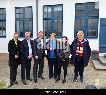 Videy, Islande. 20e Août, 2019. La chancelière Angela Merkel (CDU, avant, 3e à partir de la droite) arrive à Reykjavik pour un déjeuner de travail avec les chefs de gouvernement des pays scandinaves sur l'île de Videy. À côté d'elle se mette Frederiksen (l-r), premier ministre du Danemark, Antti Rinne, Premier Ministre de la Finlande, Stefan Löfven, Premier Ministre de la Suède, Katrín Jakobsdottir, Premier Ministre d'Islande et Erna Solberg, Premier Ministre de la Norvège. Credit : Steffen Trumpf/dpa/Alamy Live News Banque D'Images