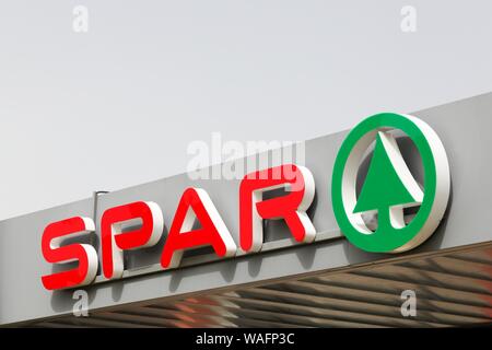 Bourgoin, France - 14 juin 2019 : Spar logo sur un mur. Spar est un groupe international d'autonome et les détaillants et grossistes Banque D'Images