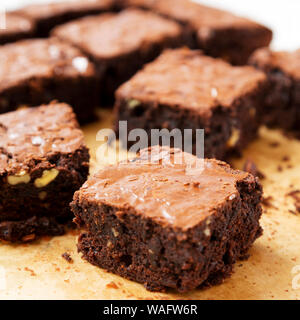 Brownies au chocolat maison sur une plaque de cuisson, low angle view. Close-up. Banque D'Images