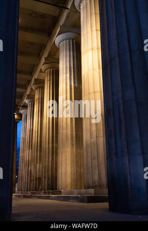 Vue sur le grand soir entrée impressionnante à la Royal Scottish Academy avec son grand colonnes néoclassiques Banque D'Images