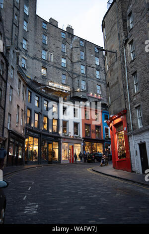 Streetview de Victoria Street avec sa route pavée courbe douce et colorée points de Vieille Ville Edimbourg en Ecosse Banque D'Images