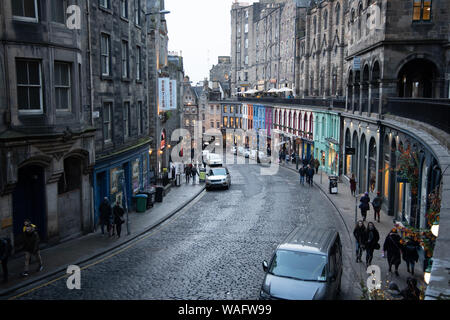 Streetview de Victoria Street avec sa route pavée courbe douce et colorée points de Vieille Ville Edinburgh Scotland UK Banque D'Images