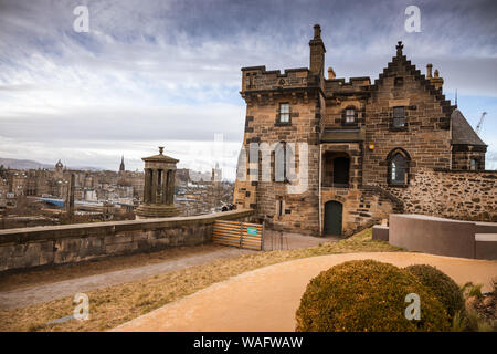 Vue depuis Calton Hill, avec maison de l'Observatoire, l'ancien observatoire et l'Dugald Stewart Monument surplombant la ville d'Edimbourg en Ecosse Banque D'Images