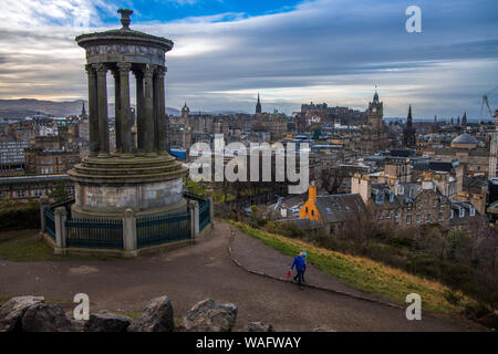 Deux marcheurs par l'Dugald Stewart Monument et vue sur Edimbourg Ecosse Banque D'Images