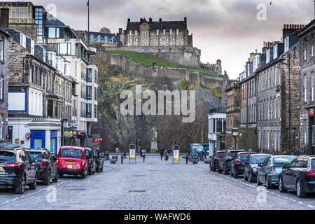 Rue Pavée, vue en regardant la statue de Thomas Guthrie sur Princes Street et le château au-dessus de l'Ecosse Edimbourg Banque D'Images