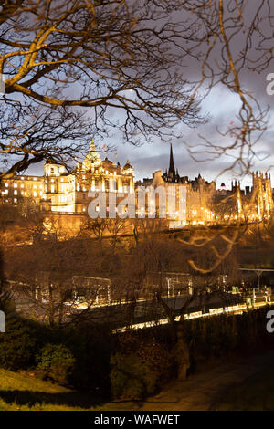 Vue de nuit sur la vieille ville de Princes Street Edinburgh Scotland UK Banque D'Images