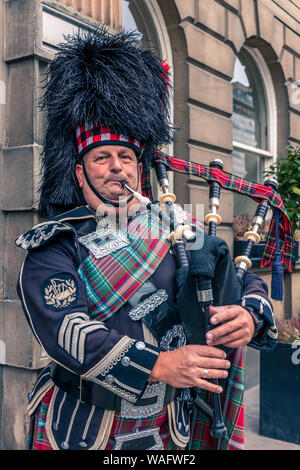 Close up tête et les épaules d'un joueur de cornemuse écossais tuyaux jouant en uniforme d'Édimbourg (Écosse) Banque D'Images