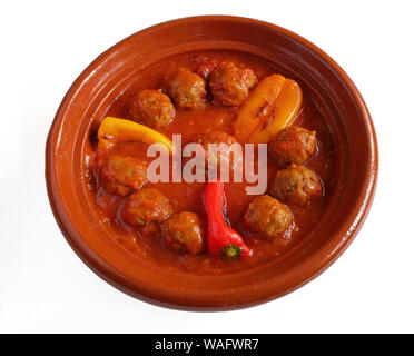 Le Maroc. Tajine de kefta. Libanais et marocain plat de boulettes de viande dans une sauce tomate avec le paprika, le cumin, l'oignon. Cuites dans un plat en terre cuite typique. Banque D'Images