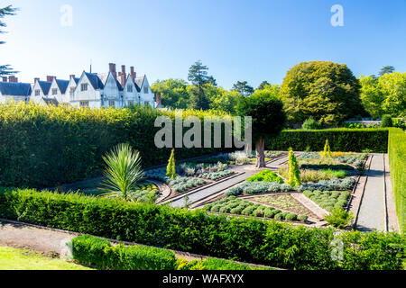 Château de St Fagans 1580 est entouré par un mélange de jardins formels et informels à St Fagans Musée National de l'histoire du pays de Galles, Cardiff, Pays de Galles, Royaume-Uni Banque D'Images