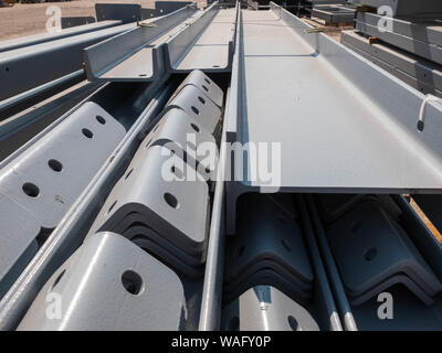 Poutres en t empilés et autres pièces métalliques d'un bâtiment pré-fabriqué. La construction du camp de construction rapide de pièces à l'entrepôt. Banque D'Images