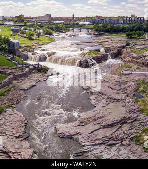 Vue aérienne de la basse et Cascade Falls Park à Sioux Falls, Dakota du Sud. Banque D'Images