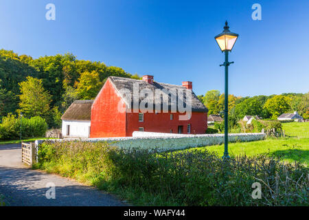 Le Kennixton chaume maison paysanne de 1610 à St Fagans Musée National de l'histoire du pays de Galles, Cardiff, Pays de Galles, Royaume-Uni Banque D'Images