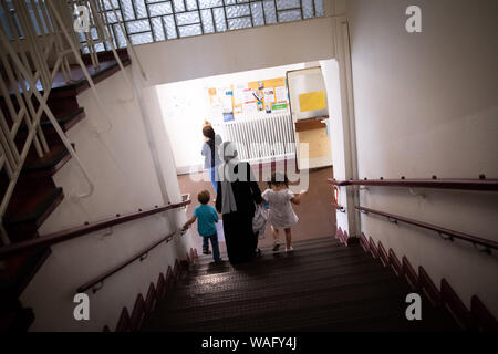 Hambourg, Allemagne. 07Th Aug 2019. Deux mères et leurs enfants à pied à travers l'escalier d'une garderie à la sortie. Crédit : Christian Charisius/dpa/Alamy Live News Banque D'Images