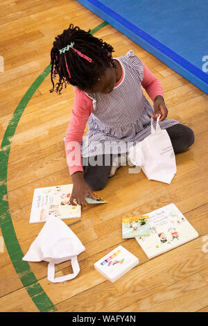 Hambourg, Allemagne. 07Th Aug 2019. Une fille joue dans le gymnase d'une école maternelle. Crédit : Christian Charisius/dpa/Alamy Live News Banque D'Images