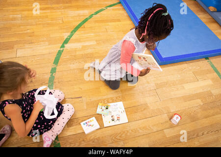 Hambourg, Allemagne. 07Th Aug 2019. Les filles jouent dans le gymnase d'une école maternelle. Crédit : Christian Charisius/dpa/Alamy Live News Banque D'Images