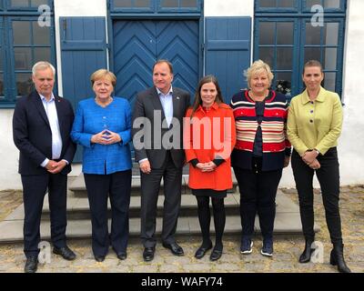 Videy, Islande. 20e Août, 2019. La chancelière Angela Merkel (CDU, 2e de gauche) arrive à Reykjavik pour un déjeuner de travail avec les chefs de gouvernement des pays scandinaves sur l'île de Videy. À côté d'elle sont Antti Rinne (l-r), premier ministre de la Finlande, Stefan Löfven, Premier Ministre de la Suède, Katrín Jakobsdottir, Premier Ministre d'Islande, Erna Solberg, Premier Ministre de la Norvège et mette Frederiksen, premier ministre du Danemark. Credit : Steffen Trumpf/dpa/Alamy Live News Banque D'Images