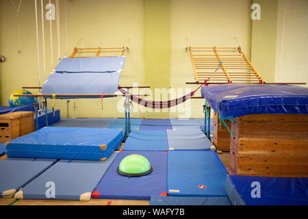 Hambourg, Allemagne. 07Th Aug 2019. Tapis de gymnastique, des boîtes et d'autres équipements de jeu sont situés dans le gymnase d'une école maternelle. Crédit : Christian Charisius/dpa/Alamy Live News Banque D'Images