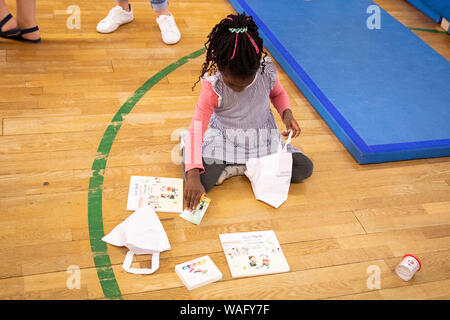 Hambourg, Allemagne. 07Th Aug 2019. Une fille joue dans le gymnase d'une école maternelle. Crédit : Christian Charisius/dpa/Alamy Live News Banque D'Images